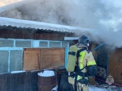 Двое мужчин погибли на пожарах в Иркутской области, спасая имущество