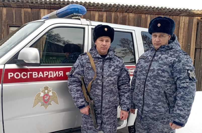 Росгвардейцы спасли оказавшихся на морозе в поисках мамы двух сестер в Иркутской области