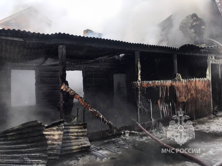 Крупный пожар произошел в деревянном доме в Иркутске