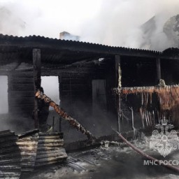 Крупный пожар произошел в деревянном доме в Иркутске
