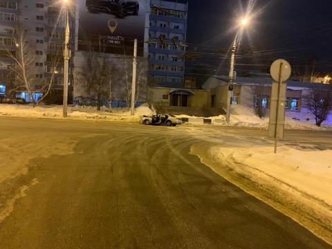 В Иркутске в Юбилейном иномарка влетела в бетонное ограждение, погиб пассажир