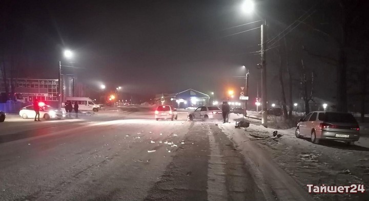 Пролетел на красный. Водитель Toyota устроил тройное ДТП на улице Пушкина в Тайшете