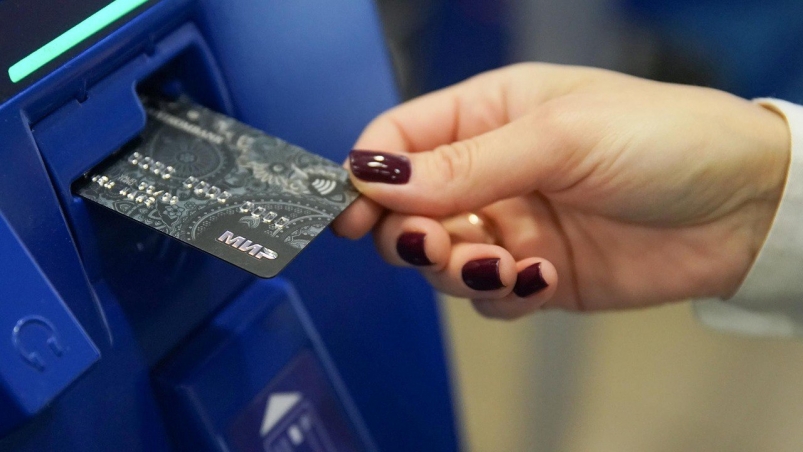 Жительница Шелехова более 80 раз расплатилась найденной кредитной картой
