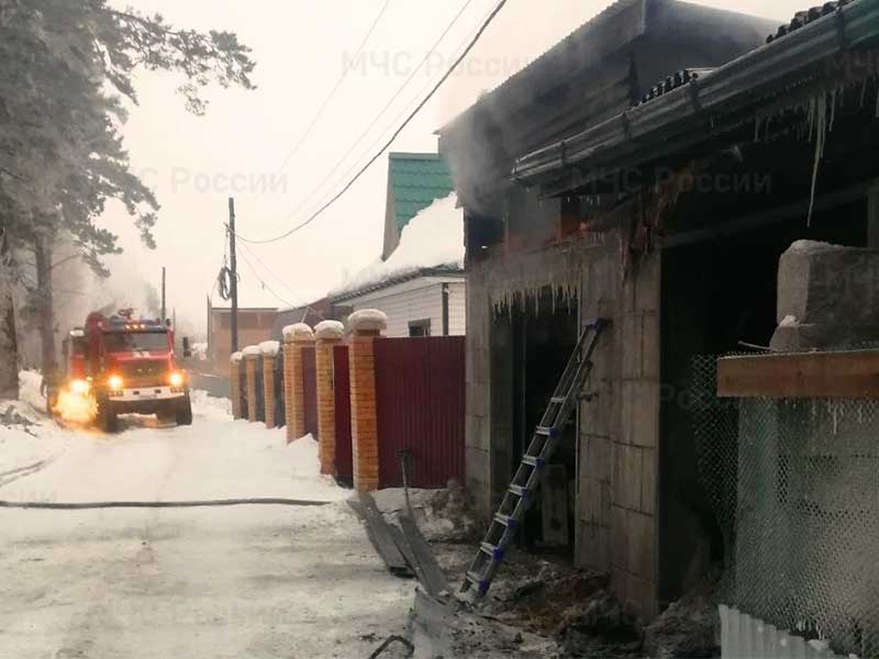 Житель Иркутского района погиб при попытке спасти автомобиль из горящего гаража