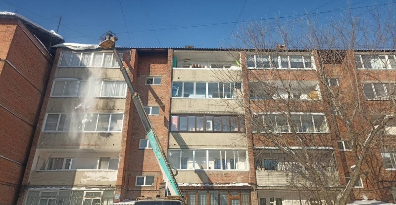 В Иркутске усилили очистку кровель и козырьков многоквартирных домов от снега и наледи