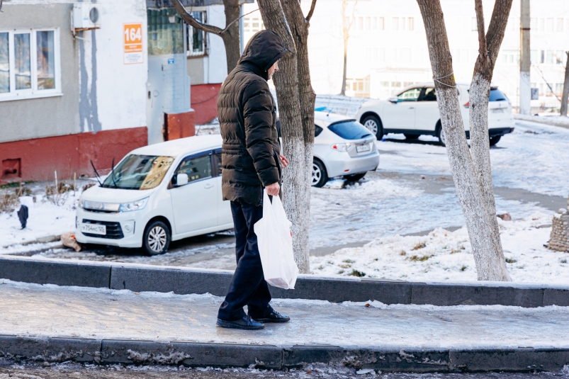 Очистку кровель и козырьков домов в Иркутске усилили перед наступлением весны
