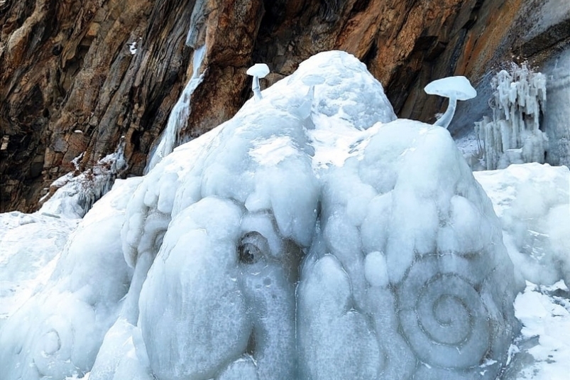Ледовые композиции из наплесков льда Байкала создают на Ольхоне