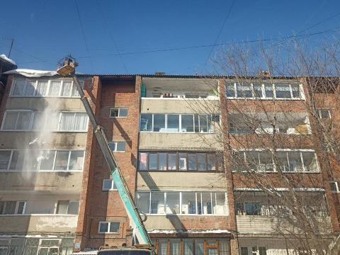 Очистку крыш и козырьков домов от снега усилили в Иркутске