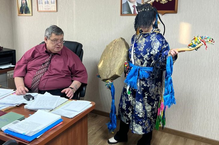Олег Боровский передал мэру Ольхонского района древний костюм женщины-шамана