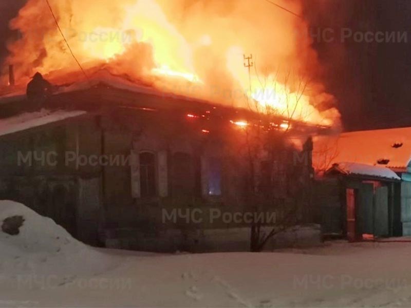 Мужчина погиб на пожаре в частном доме в Зиме