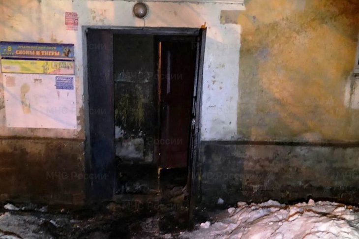 Пожарные эвакуировали 26 человек из горящего дома на улице Шахтерской в Иркутске