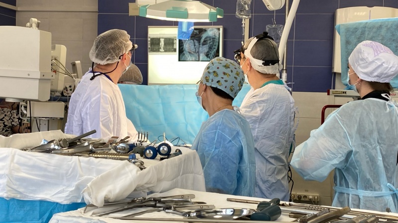 Иркутские врачи провели сложную операцию на позвоночнике 13-летней девочки