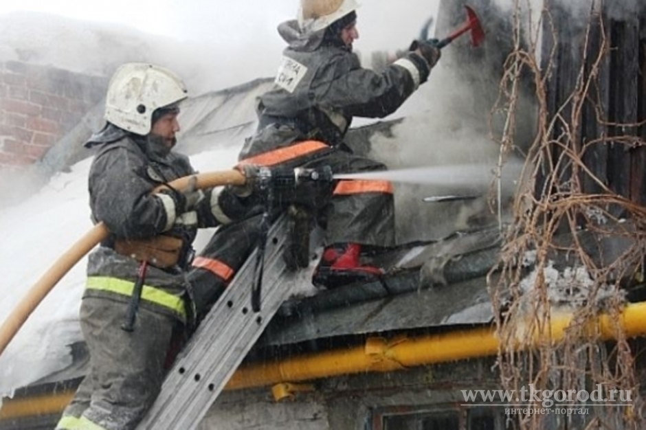 Пожарные в Братске спасли из горящего дома семью с ребенком