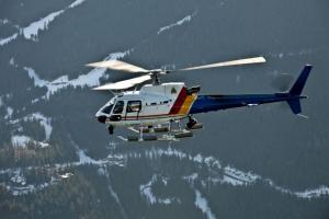 Вертолет совершил вынужденную посадку на лед Братского водохранилища