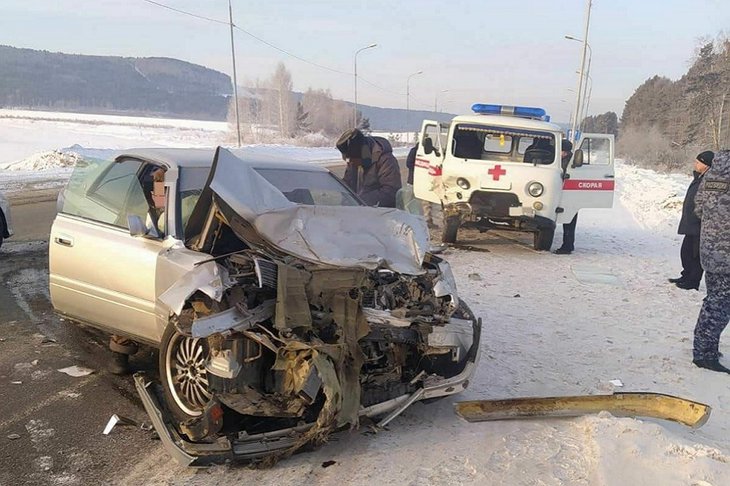 Три человека пострадали при столкновении Toyota и машины скорой помощи в Шелеховском районе