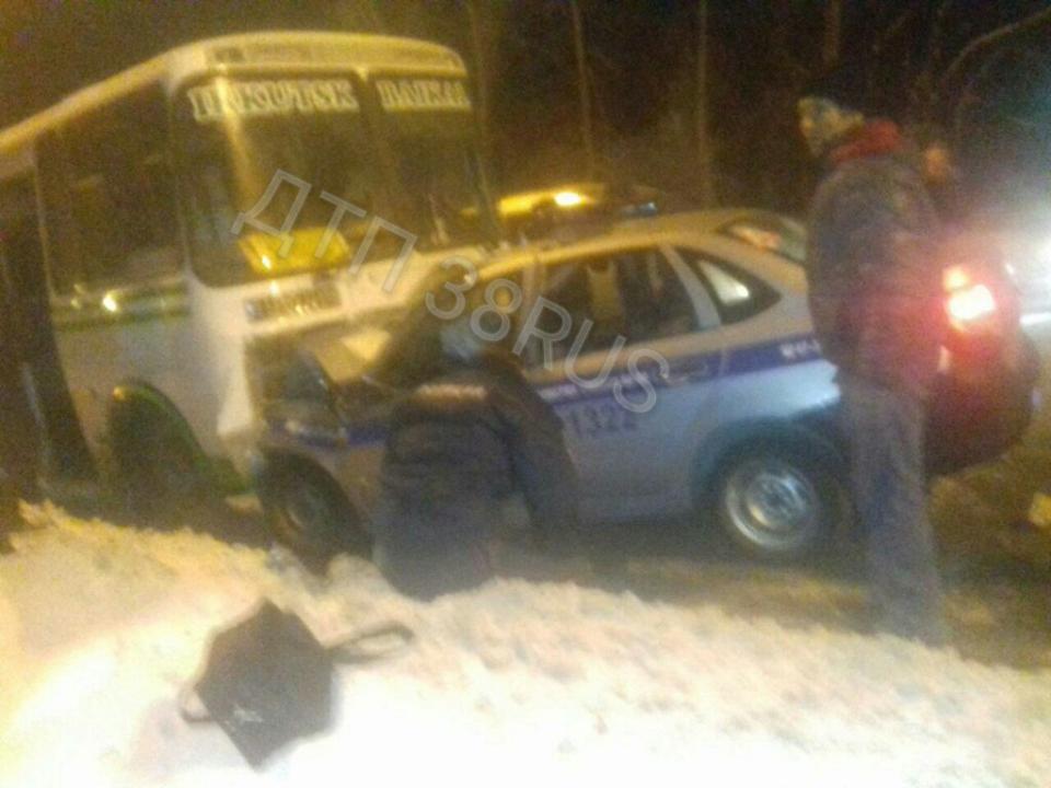 Автобус и автомобиль Росгвардии столкнулись в Иркутске