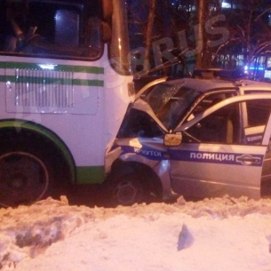 В Ленинском округе Иркутска столкнулись автобус и машина Росгвардии