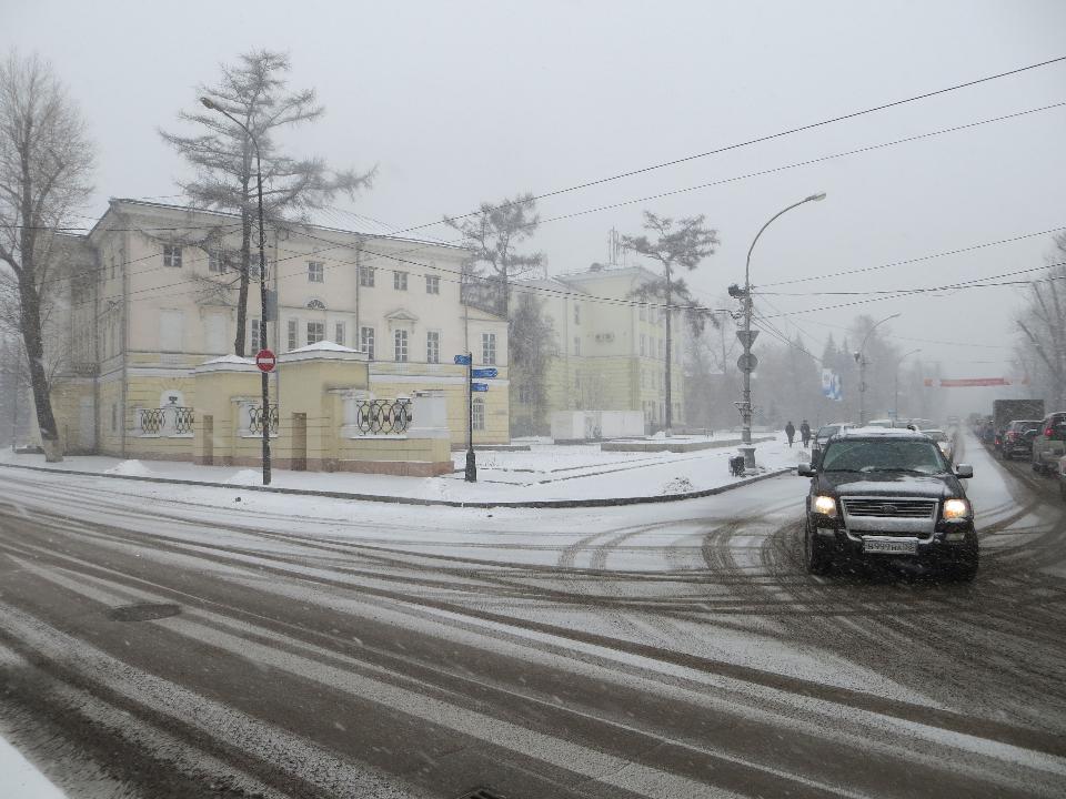 Несмотря на снегопад, дороги Иркутска свободны для транспорта