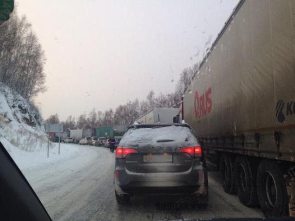 Фуры из-за гололёда заблокировали движение на федеральной трассе на Байкале