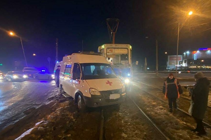 Три человека пострадали при столкновении трамвая и машины скорой помощи в Усолье-Сибирском
