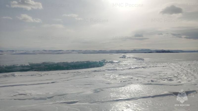 Трещина образовалась на льду Байкала из-за перепада температур