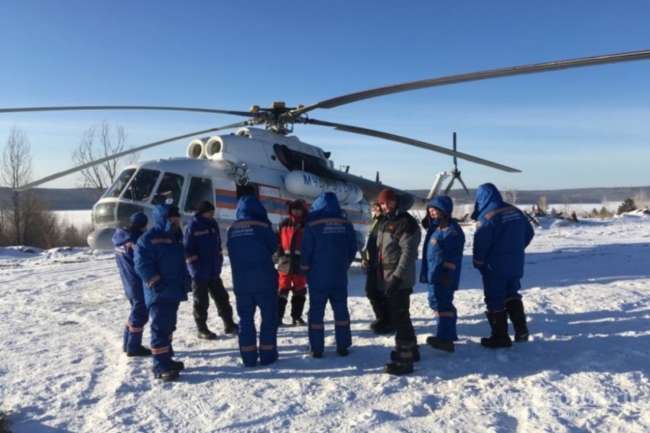 Следователи и спасатели МЧС приступили к работе на месте крушения вертолета в Братском районе
