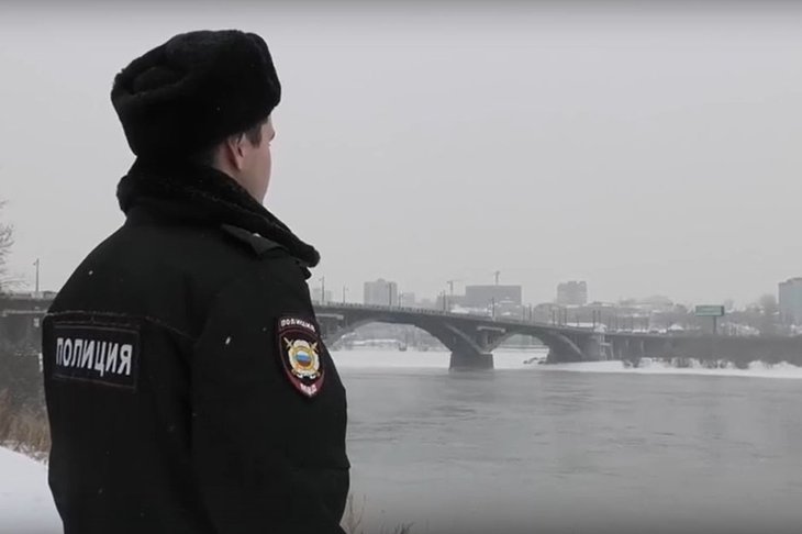 Полицейский спас иркутянина, собиравшегося спрыгнуть с моста