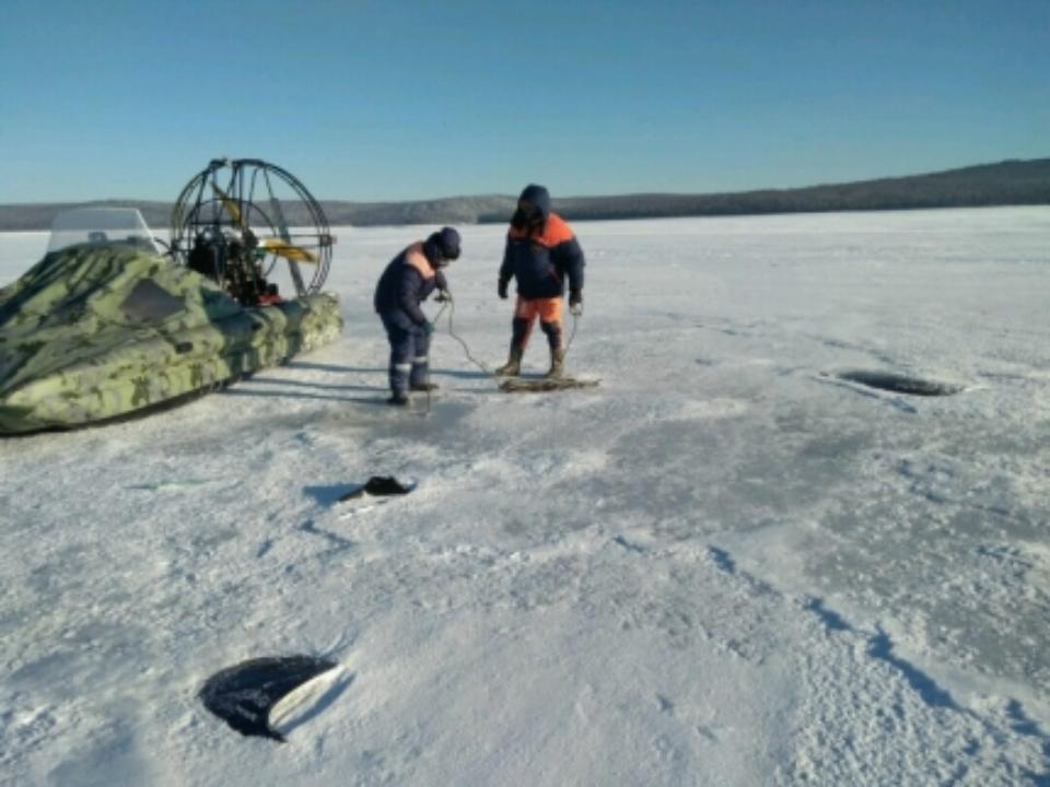 Мэрия Братска: Разбившийся вертолет поднимут, когда толщина льда достигнет безопасного уровня
