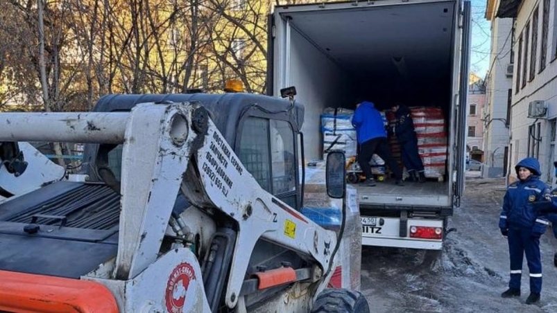 Более 25 тонн гуманитарного груза, собранного при помощи ЕР, отправили из Иркутска в зону