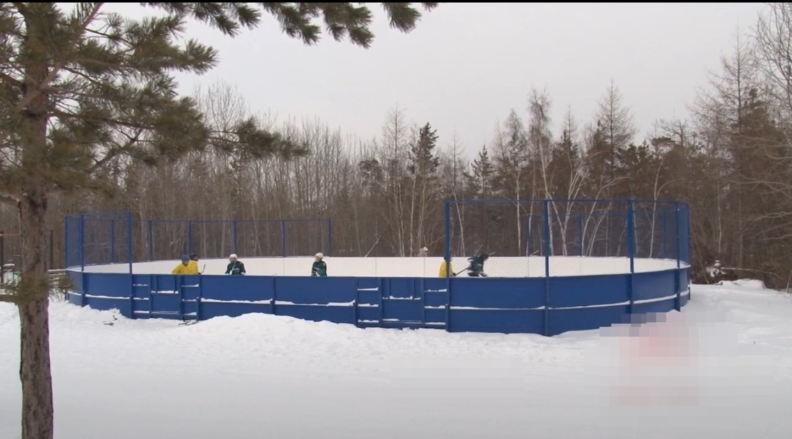 В 27 микрорайоне Братска демонтируют незаконно построенный хоккейный корт