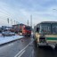 Автобус с пассажирами и грузовик Volvo столкнулись на улице Трактовой в Иркутске