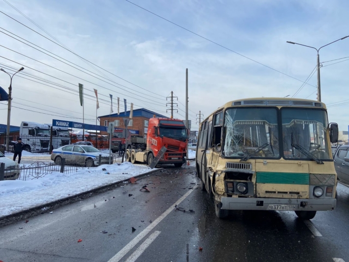 Женщина пострадала в ДТП с автобусом №37 и грузовиком в Иркутске