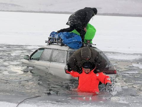 На Байкале опять провалилась под лед машина с тремя людьми