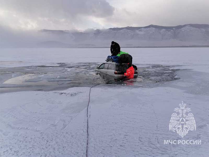 Автомобиль с тремя людьми провалился под лед Байкала