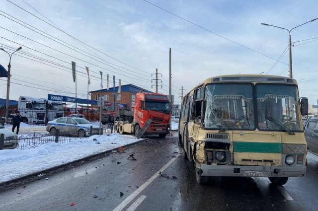 На улице Трактовой в Иркутске столкнулись автобус и грузовик Volvo