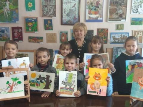 Книги Евгения Хохрякова с рисунками детей из Кировска и Иркутска доставили в ЛНР