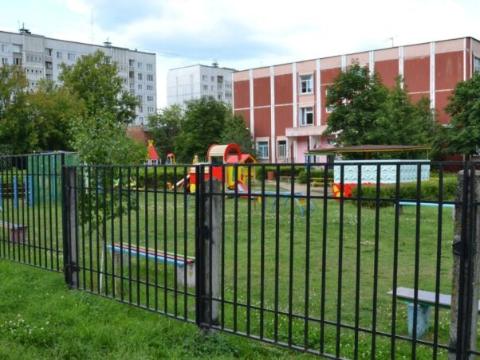 Новое ограждение установят в Братске в детском саду №26 и школе №5