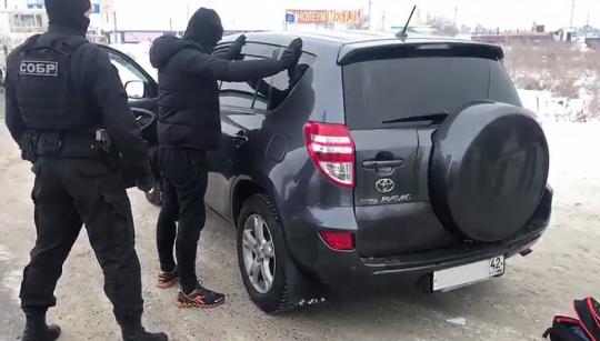В Иркутском районе сотрудники полиции задержали машину с наркотиками и оружием в салоне