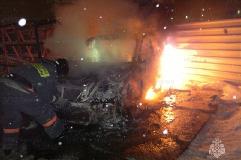 Автомобиль Kia Rio горел в Иркутске ночью 16 марта