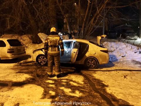 Ночью кто-то поджег иномарку в Свердловском округе Иркутска