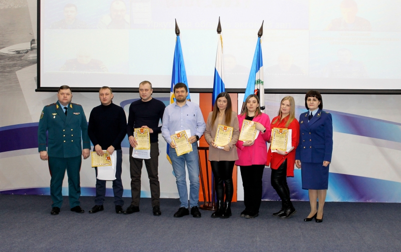 Семерых жителей Иркутска наградили за спасение людей из горящего дома