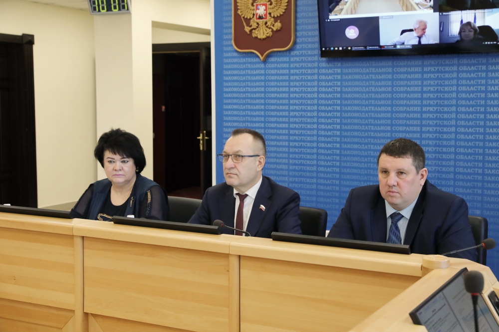 Депутаты ЗС держат на контроле строительство Дома спорта в Усть-Ордынском