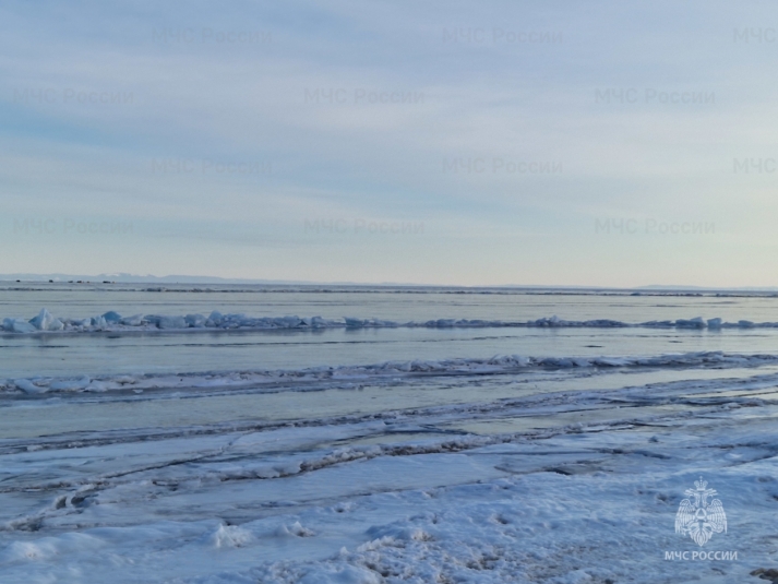 Разрушение льда и промоины наблюдаются на Байкале