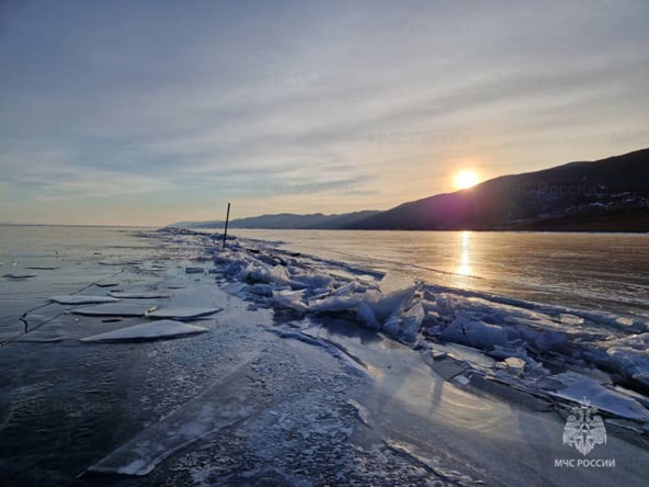 МЧС: на Байкале тает и ломается лёд