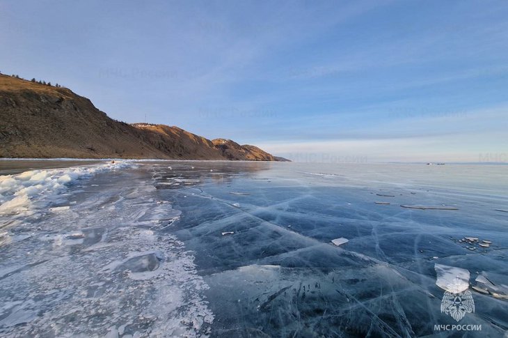 На льду Байкала образовались торосы, трещины и промоины