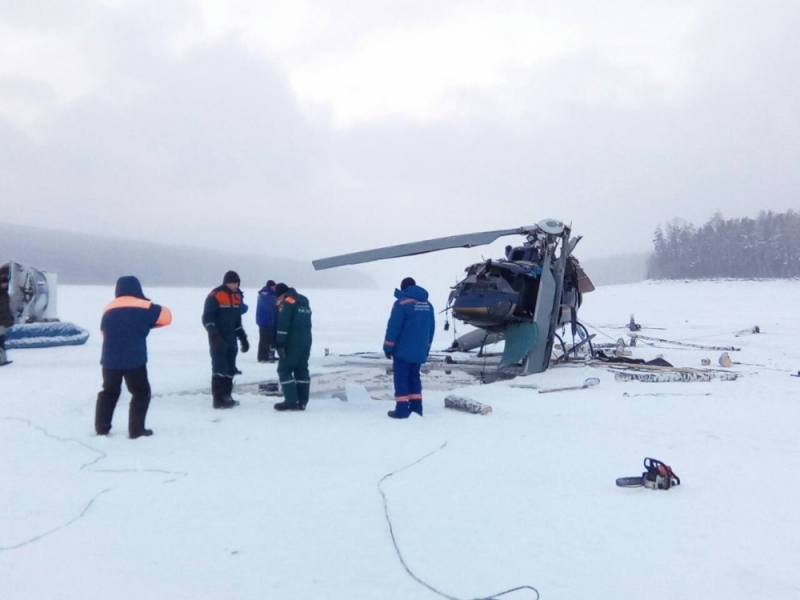 Вертолет с телом погибшего пилота спасатели подняли со дна Братского водохранилища
