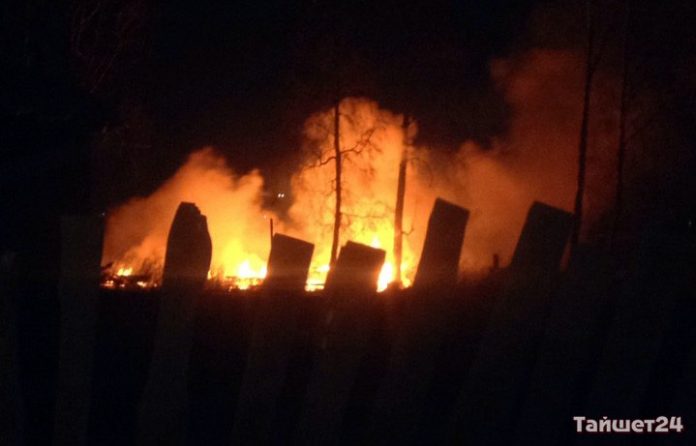 В посёлке МСО на окраине Тайшета сгорел 8-квартирный дом