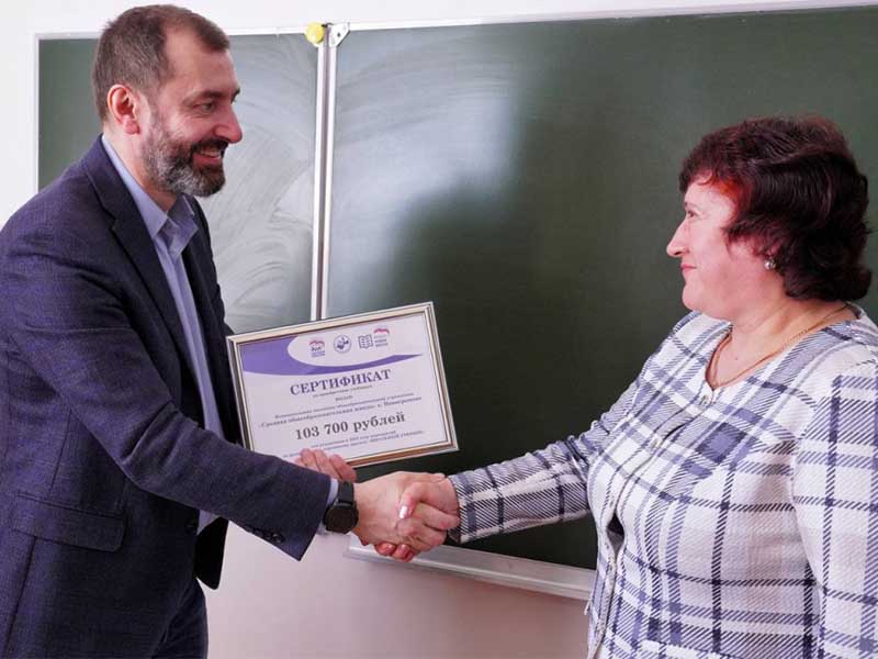 Александр Ведерников предложил расширить программу «Школьный учебник»