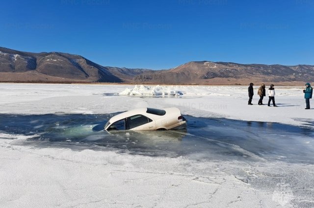 Автомобиль провалился под лед в проливе Малое море на Байкале
