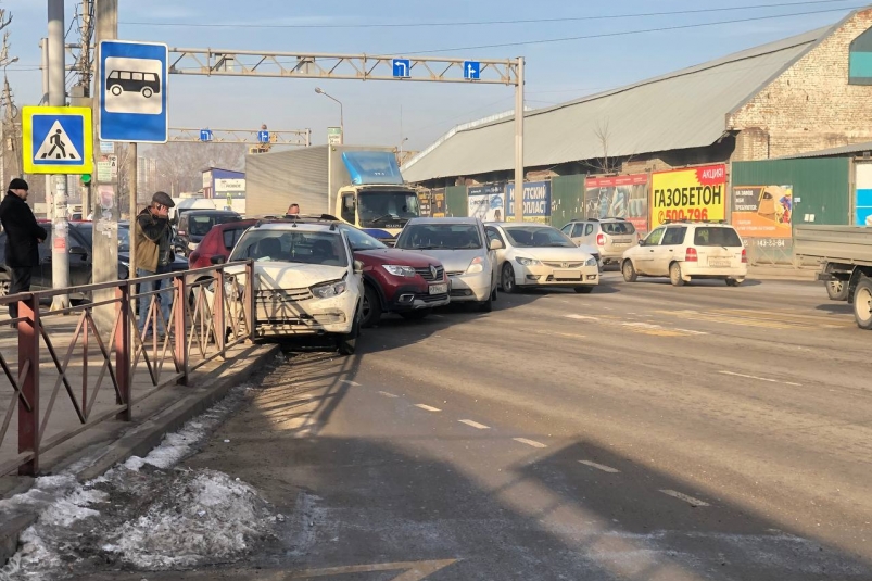 Несколько легковушек столкнулись на улице Сергеева в Иркутске